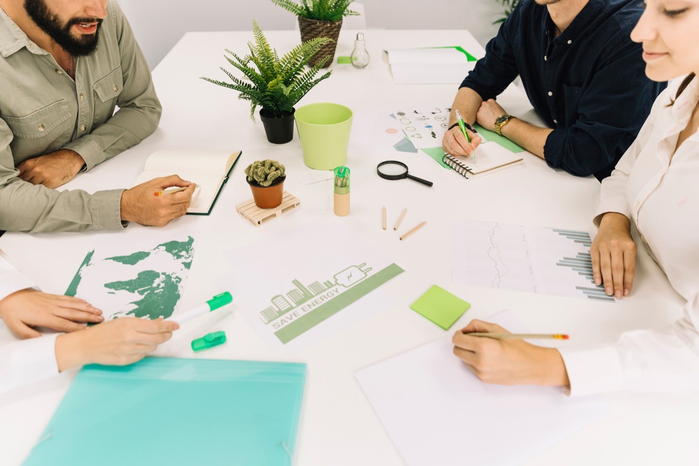 Empresarios evaluando qué ERP elegir para su empresa en Chile